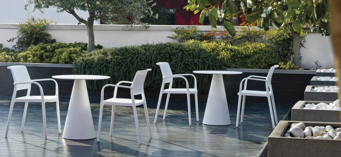 Pied de mange debout Ikon Pio e Tito Toso Pedrali design conique table polypro