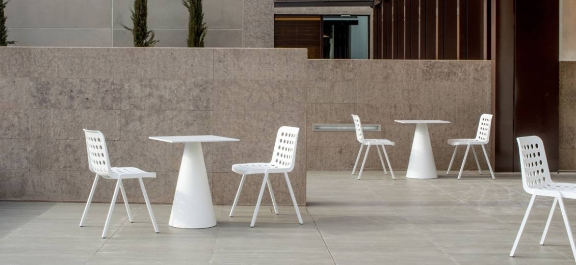 Pied de mange debout Ikon Pio e Tito Toso Pedrali design conique table polypro