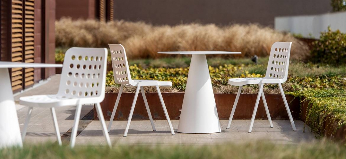 Pied de mange debout Ikon Pio e Tito Toso Pedrali design conique table polypro