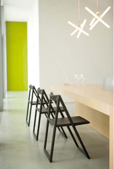 chaise enjoy pedrali blanc rouge noir plaza mobilier stockage