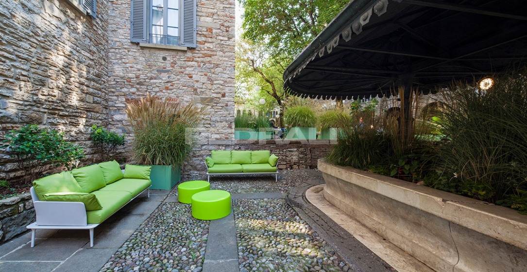 Canapé jardin design confortable Reva Patrick Jouin Pedrali Coussins en mousse pieds aluminium 