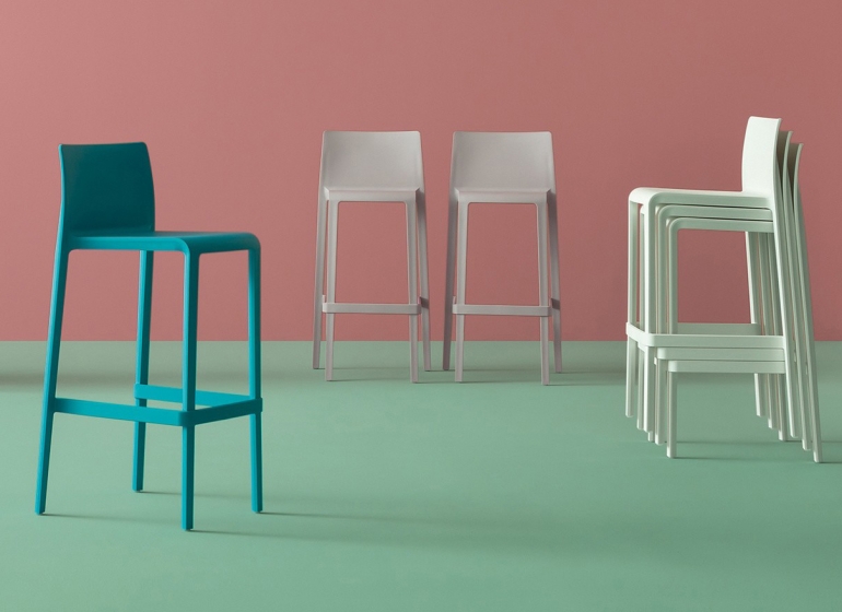 Chaise haute Volt 677 design empilable Claudio Dondoli Pocci Pedrali 