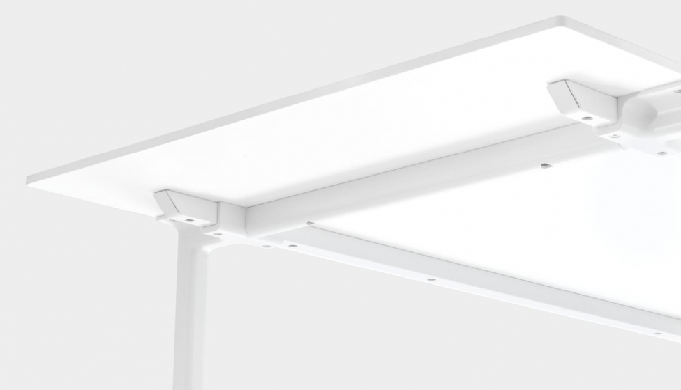 Table Toa Pedrali industriel fonctionnel design fenix couleur aluminium moulé
