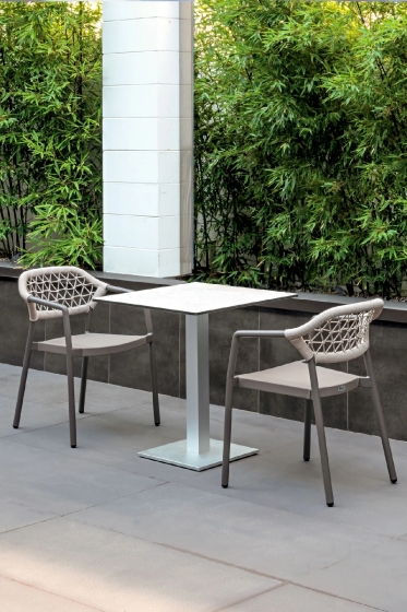 Fauteuil Bridge Gaudi legere et empilable pour restaurant et terrasse de luxe comme le plaza taupe anthracite 