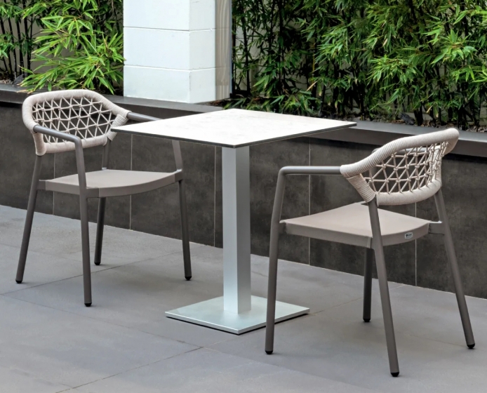 Fauteuil Bridge Gaudi legere et empilable pour restaurant et terrasse de luxe comme le plaza taupe anthracite 