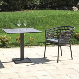 Fauteuil Bled léger et empilable pour restaurant et terrasse de luxe authentique et naturel avec coussin taupe crème