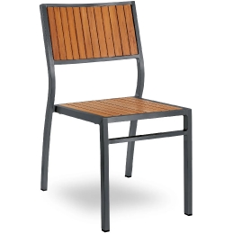 Chaise Bavière aluminium brossé et anodisé, satiné. Les assises Tech-no wood teck vieilli ou huilé empilable robuste