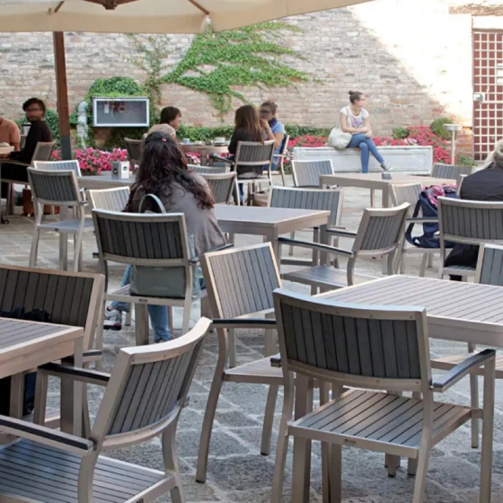 Fauteuil Bavaria aluminium brossé et anodisé, satiné. Les assises et les dossiers Tech-no wood teck contral vieilli ou huilé em