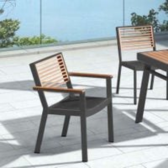 Fauteuil Bridge Yorki • Cadre en aluminium• Revêtement par poudre• Résistant aux UV• Dossier et accoudoirs en teck• Empilable