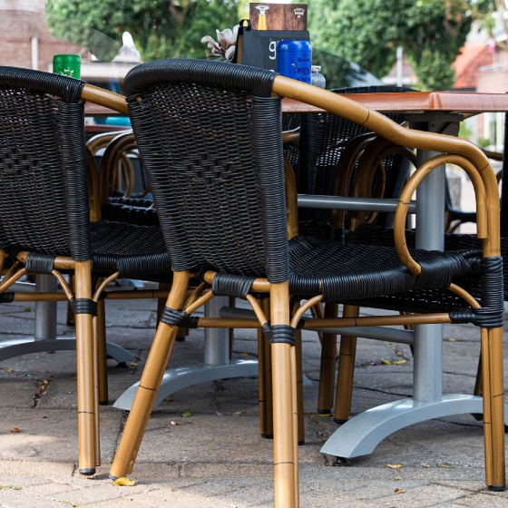 Fauteuil Bridge jardin terrasse restaurant bar kafe• Aluminium Ø30*1,5mm• Aspect bambou• Tissage rond PE résistant aux UV• Empi